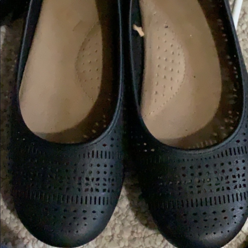 Black flat shoes